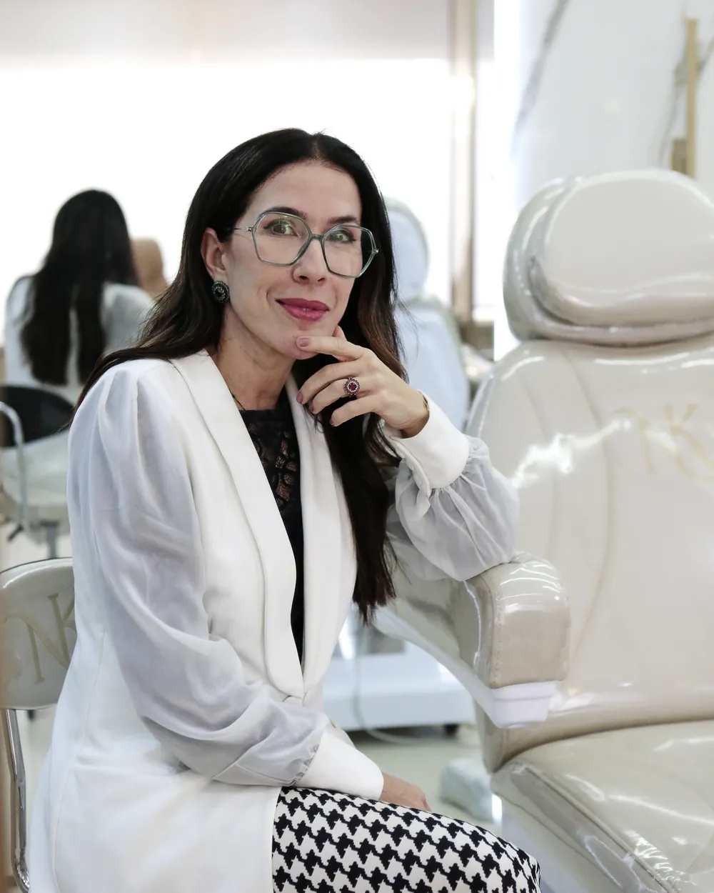 Dra. Úrsula Dalboni de jaleco na sala de procedimentos da clínica